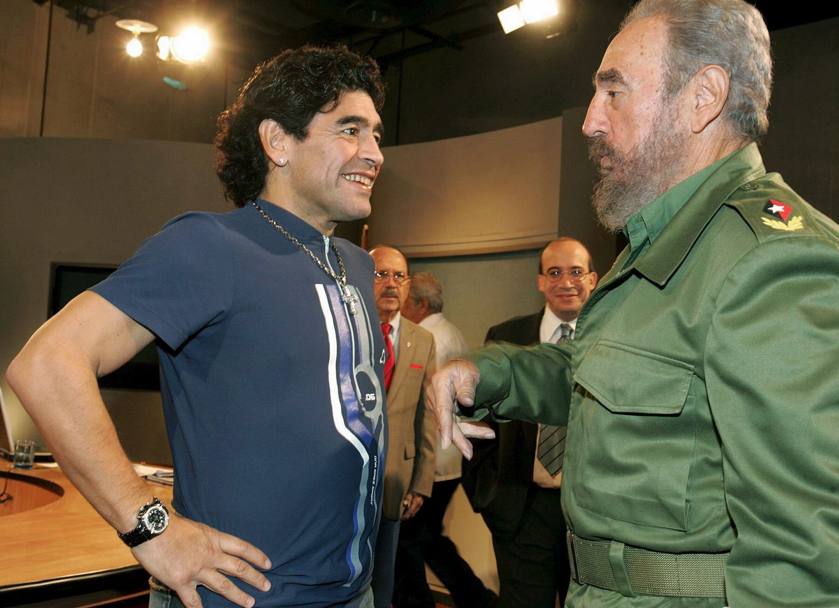 Maradona non ha mai fatto mistero delle sue simpatie ed amicizie politiche: qui  con il leader di Cuba, Fidel Castro. Epa